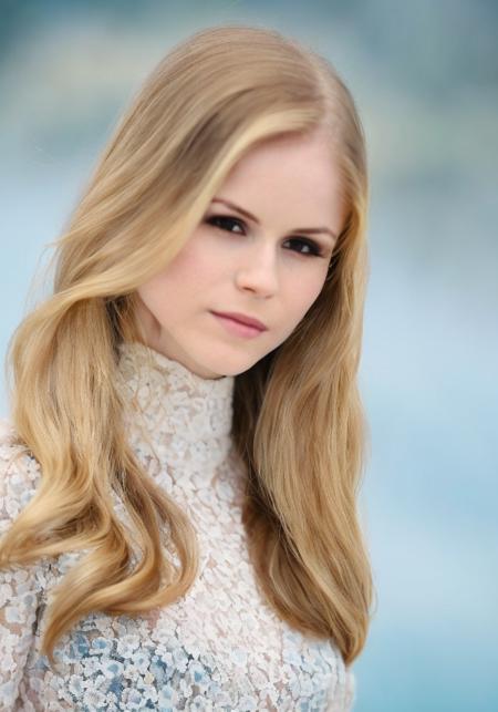 06005-2922191324-erin moriarty    (sharp focus_1.2), portrait, attractive young woman, (beautiful face_1.1), detailed eyes, luscious lips, (eye m.png